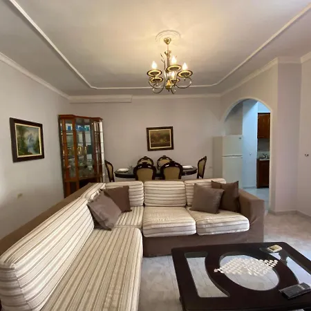 Modern And Classic 2-Bedroom Unit Apt. In Tirana Apartamento